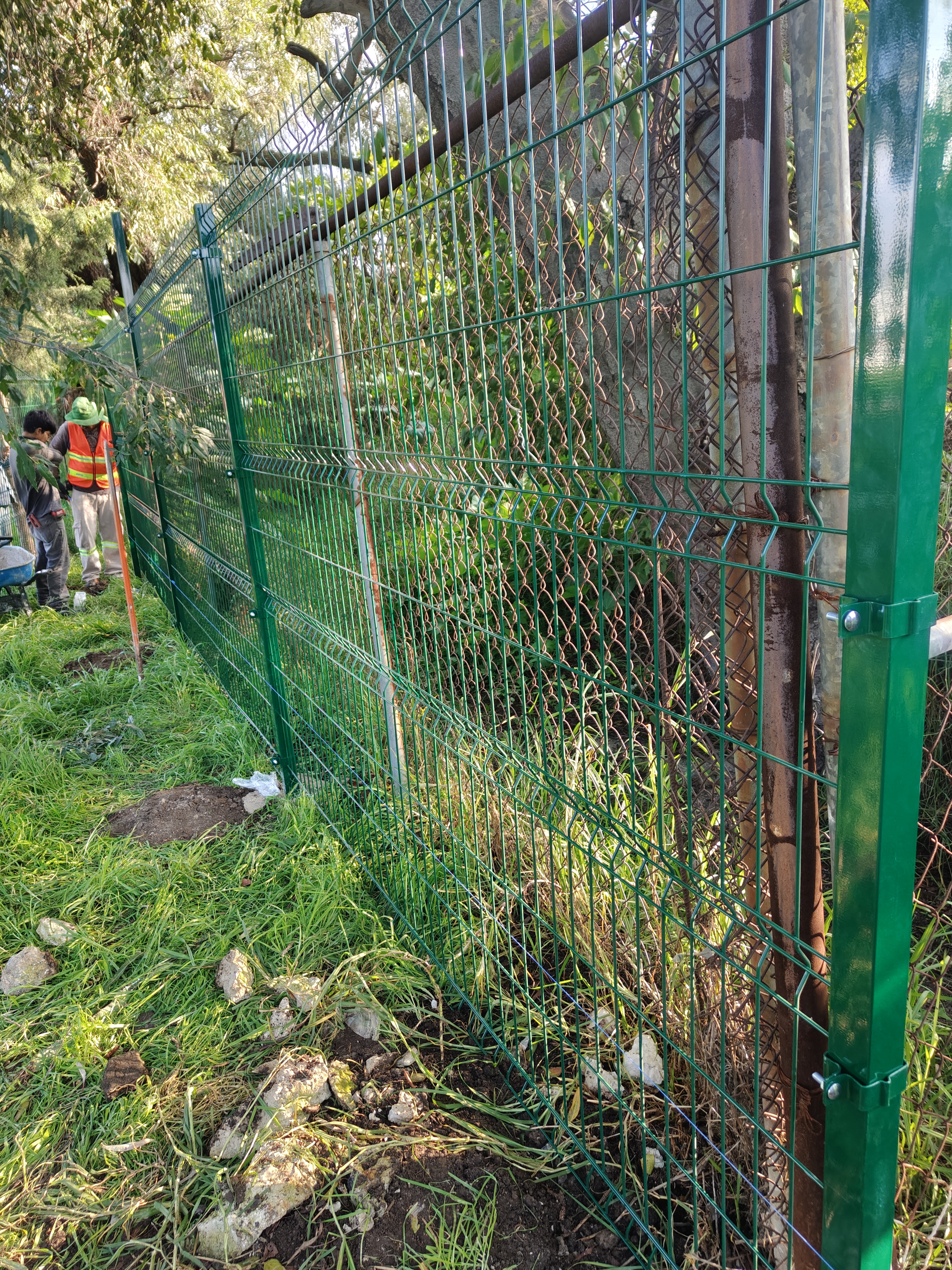 Detalle de instalación de malla eléctrica con aisladores