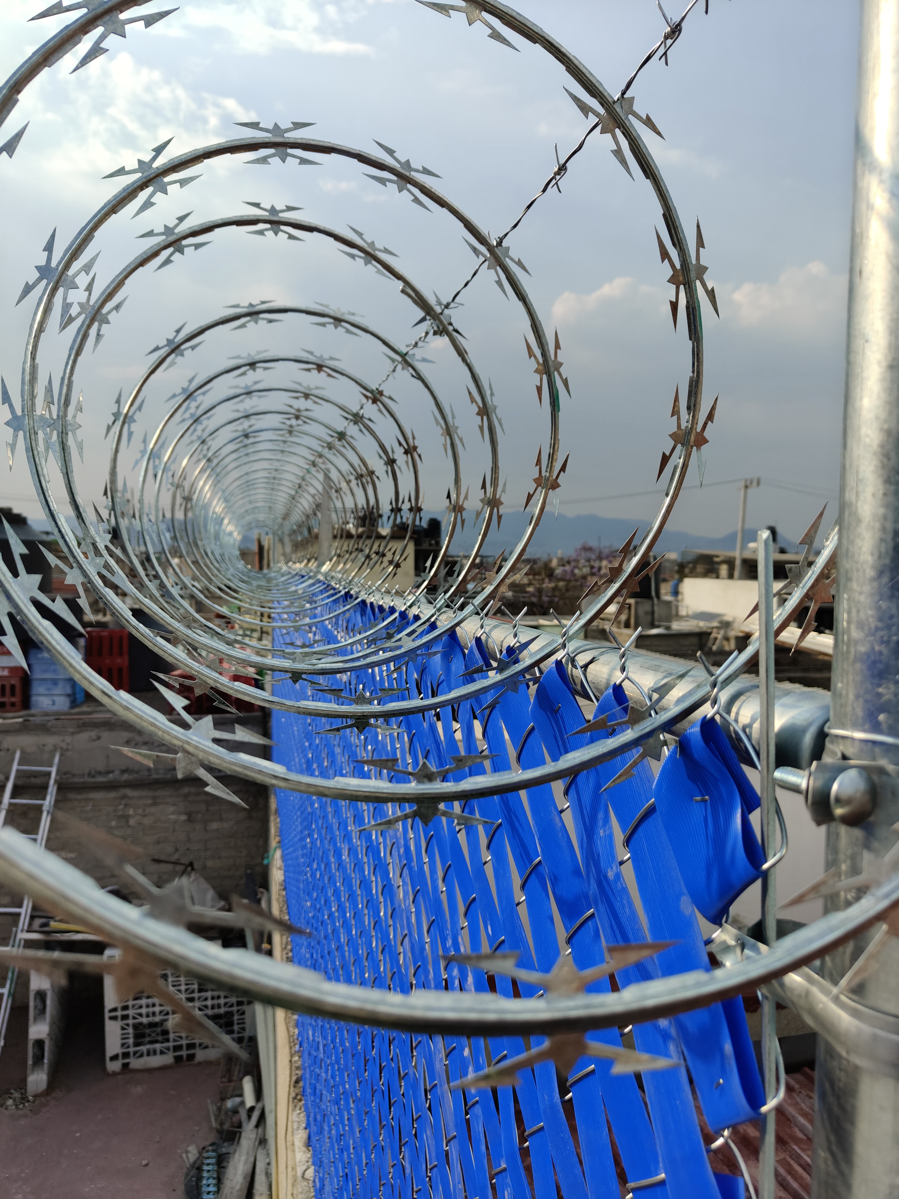 Malla concertina con follajes para protección industrial en bodegas