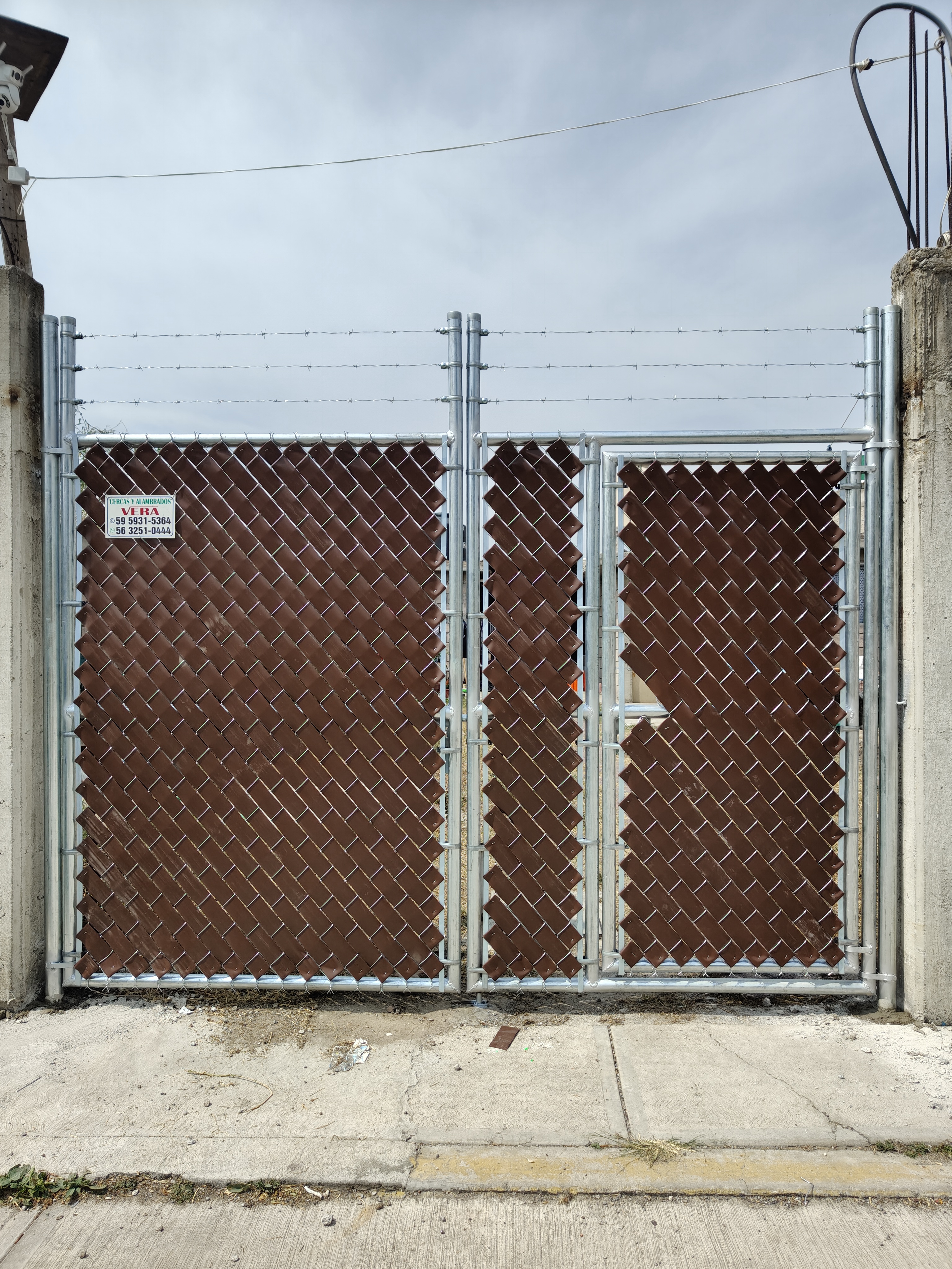 Detalle de instalación de malla concertina con follajes decorativos