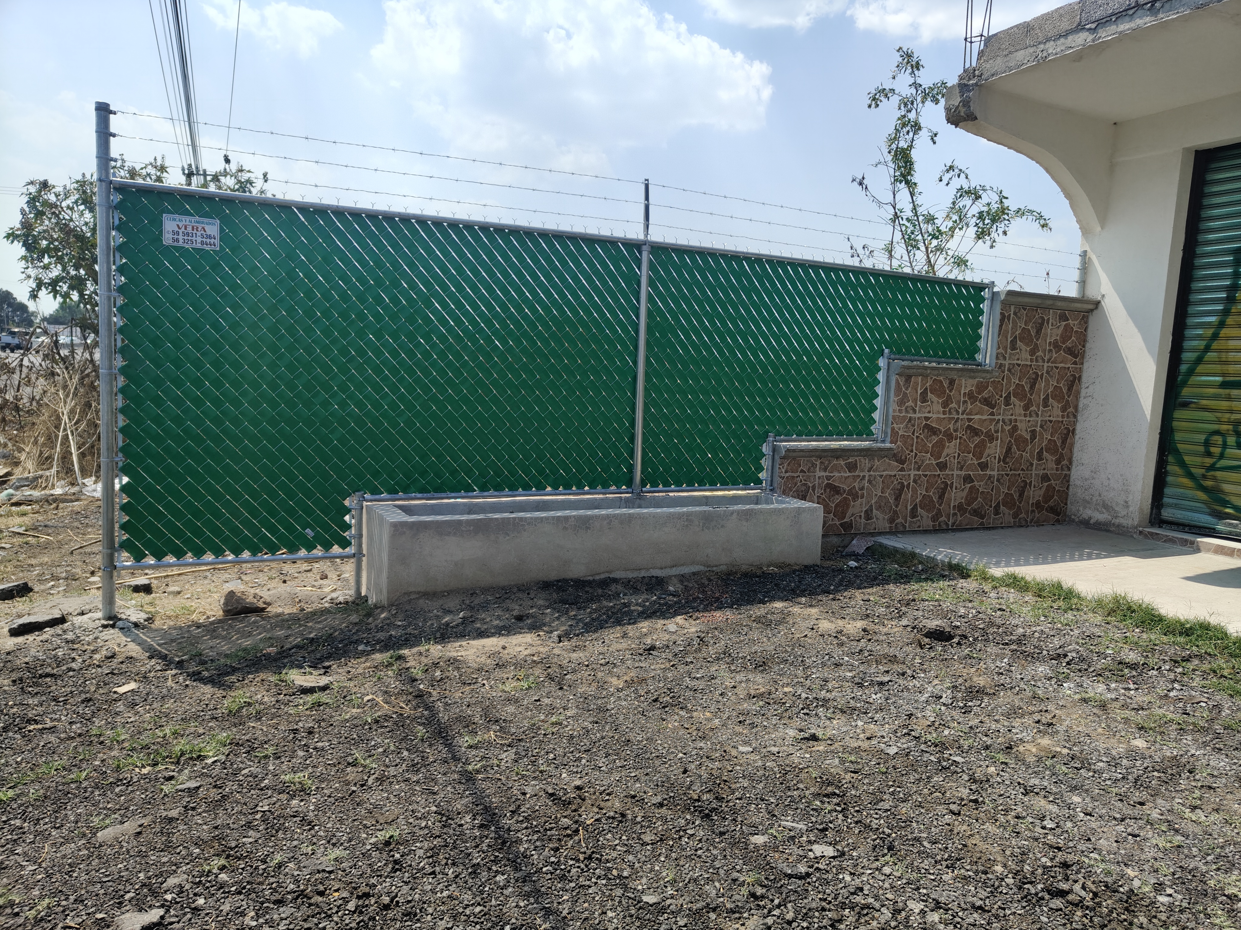 Malla concertina con follajes y refuerzo adicional para máxima seguridad