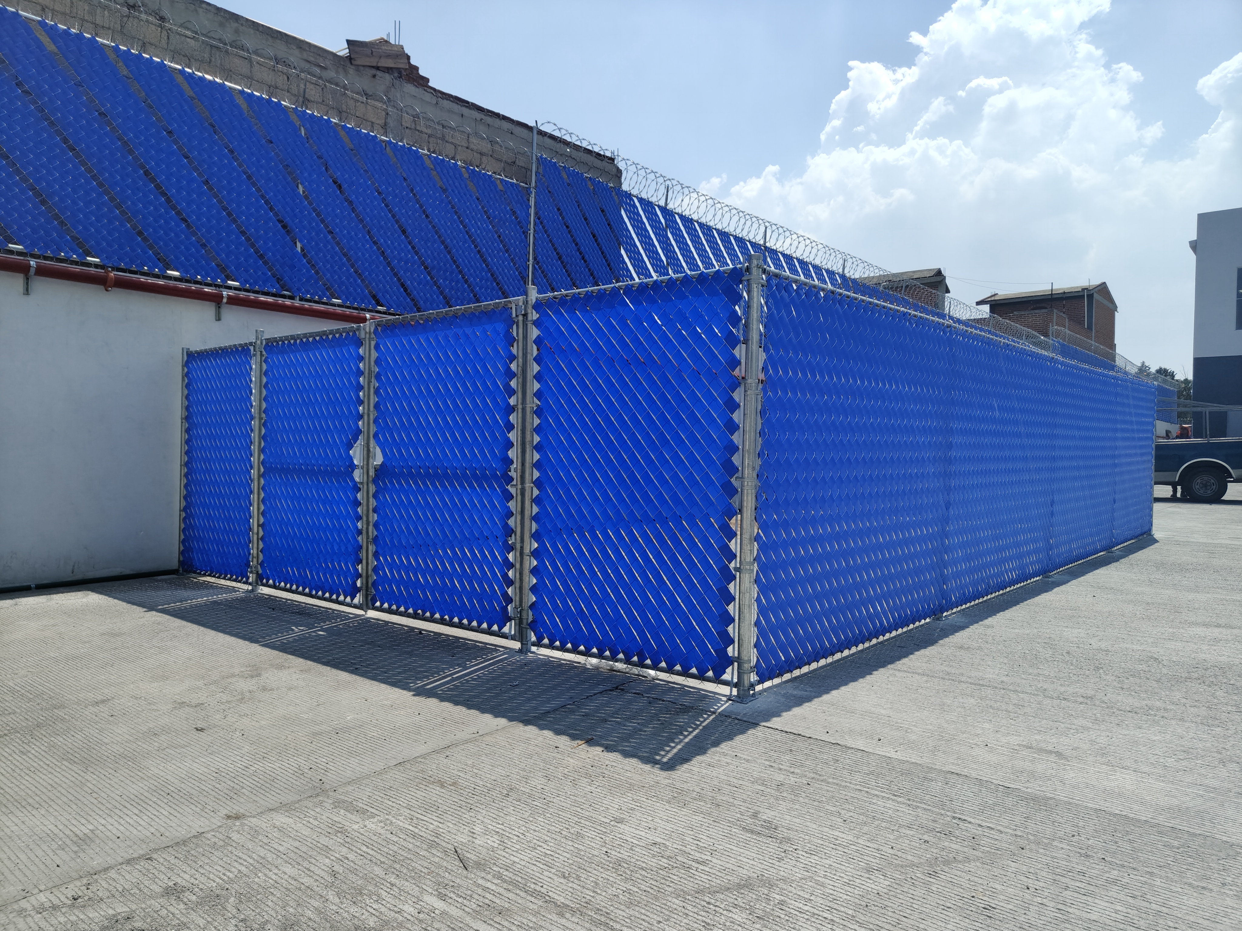 Cerramiento perimetral con malla concertina y follajes para institución pública