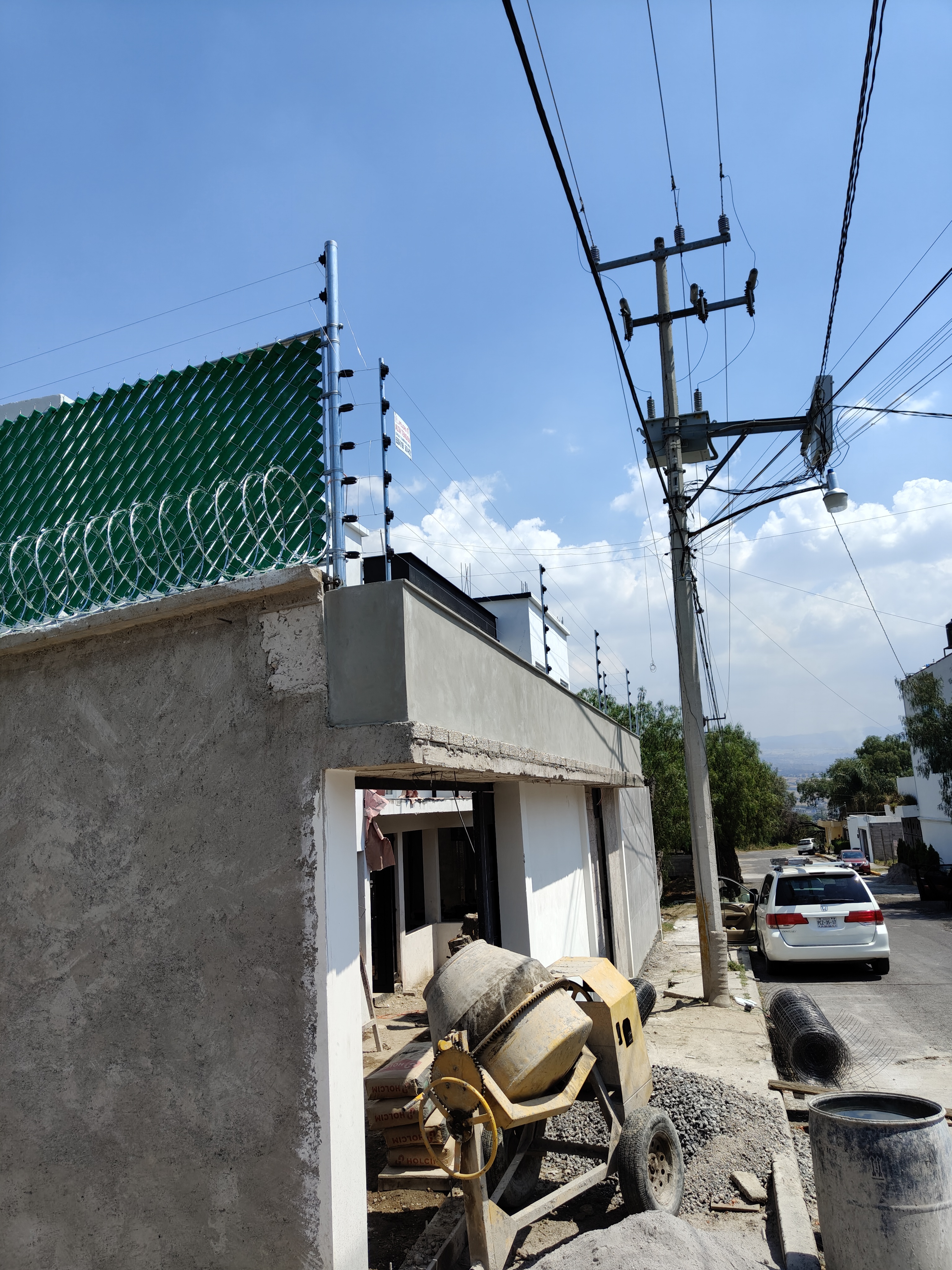 Cerramiento perimetral con malla eléctrica para institución gubernamental