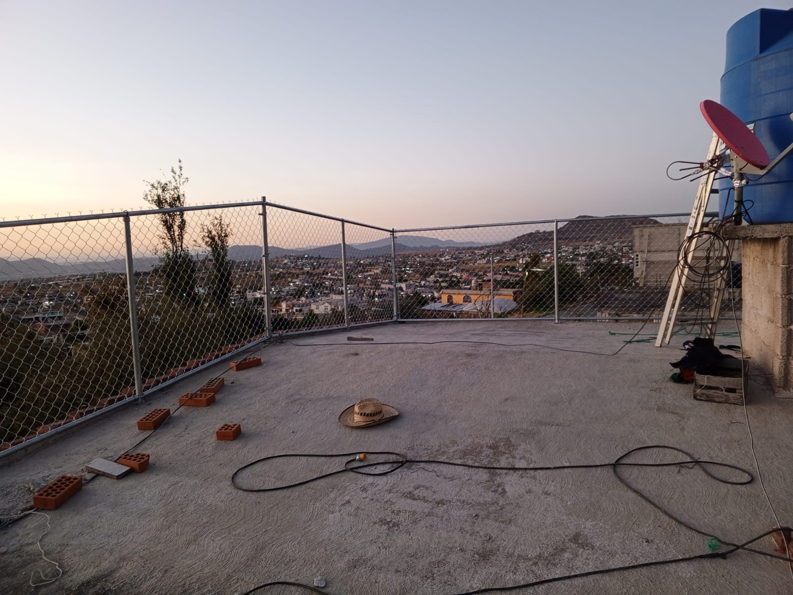 Instalación de malla ciclónica residencial con postes de acero