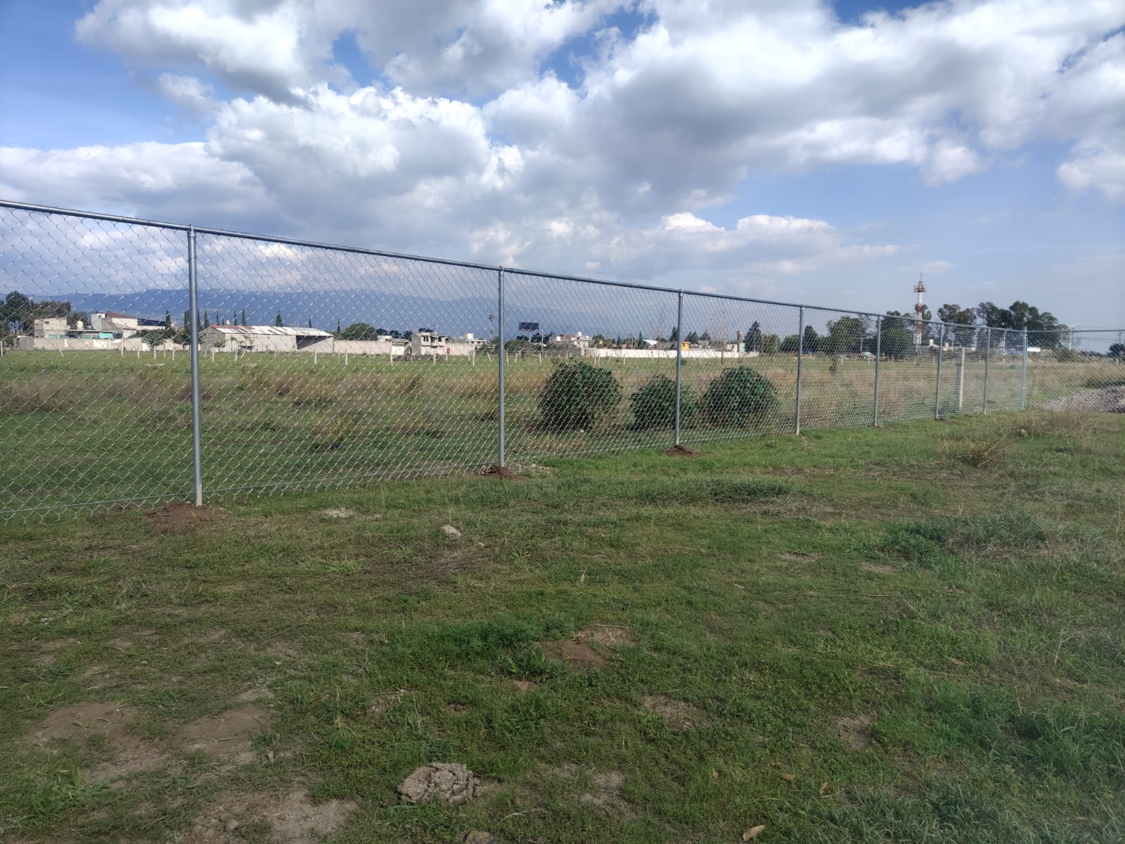 Detalle de instalación de malla ciclónica con rieles