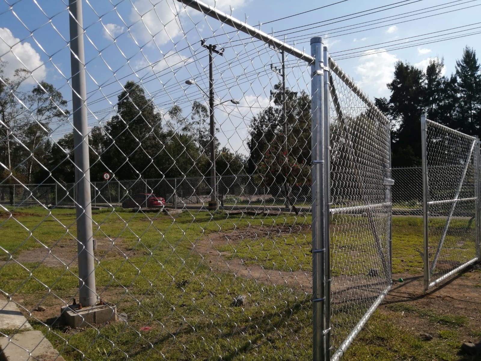 Malla ciclónica con portón de acceso automatizado