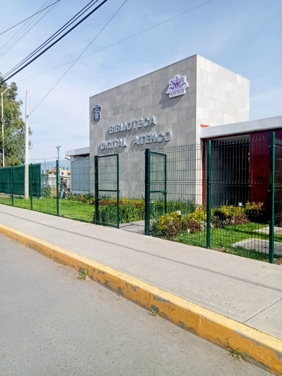 Instalación de cerca eléctrica residencial con malla ciclónica